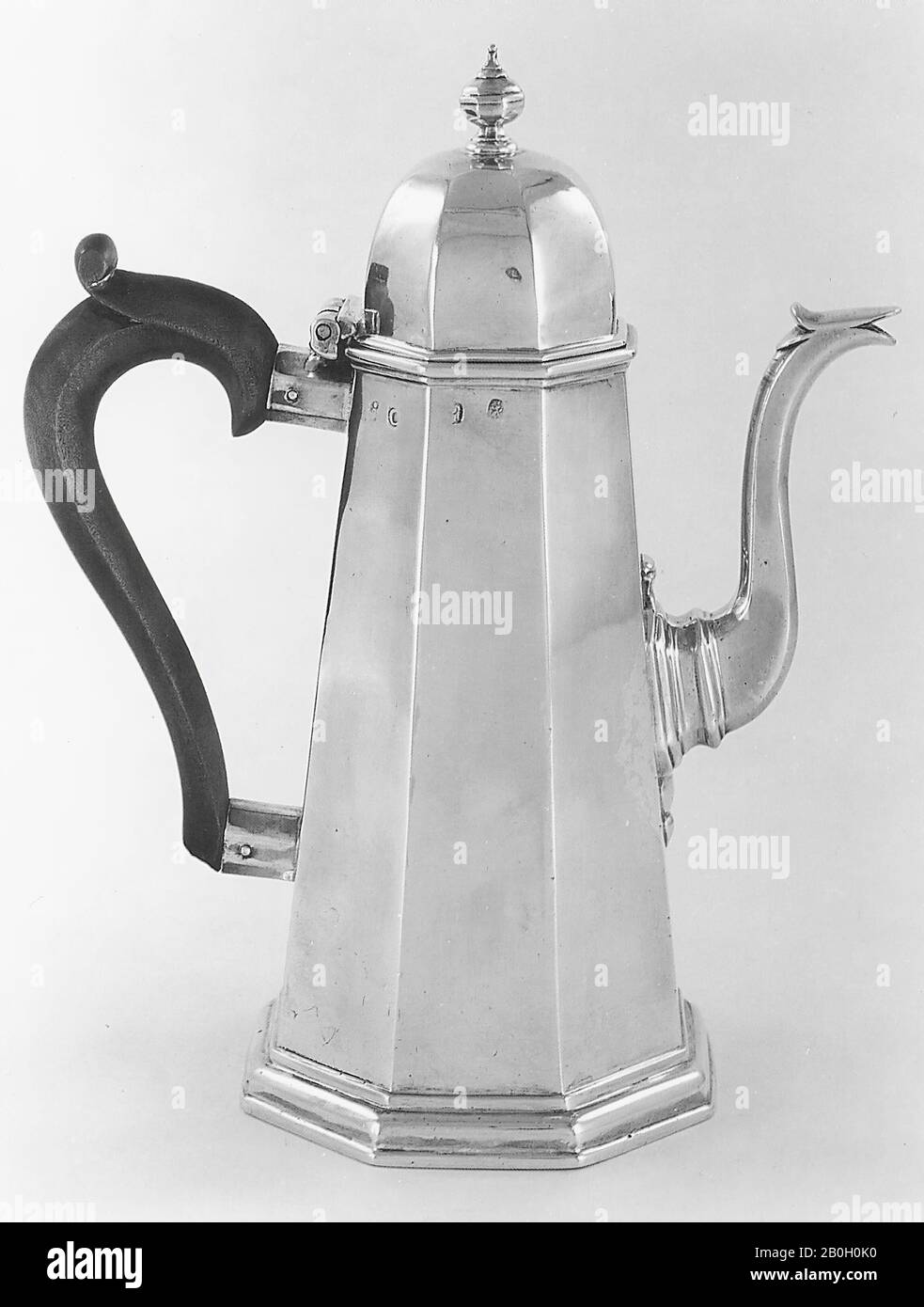 Probablement Henry Jay, Anglais, actif 1692–1740, Cafetière, 1718/19, argent, 9 1/4 x 7 1/4 x 4 7/16 po. (23,5 x 18,4 x 11,3 cm Banque D'Images