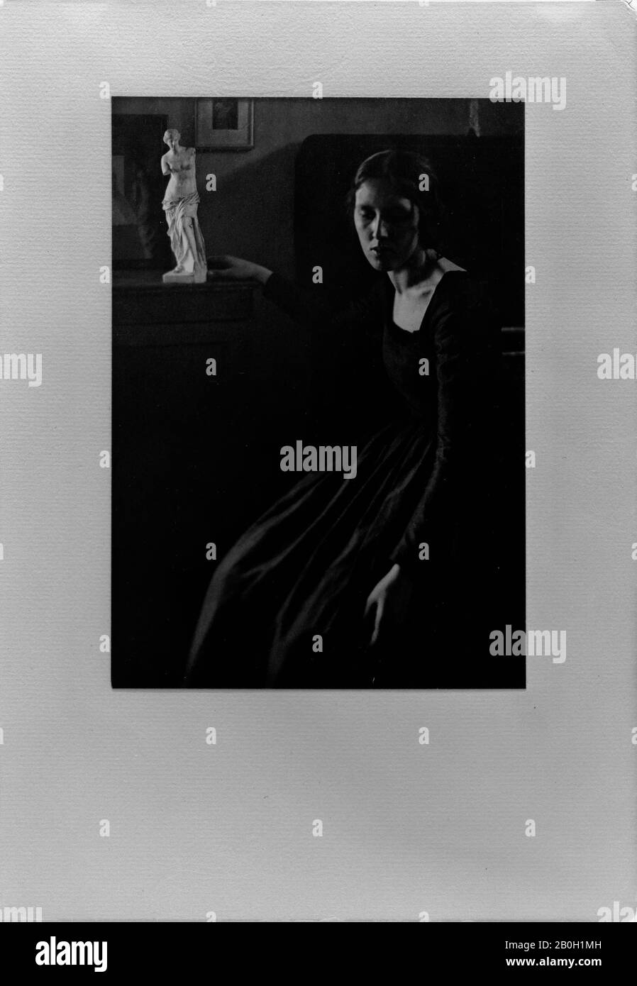 Clarence Hudson White, américain, 1871–1925, Dame en noir avec Statuette, juillet 1908, Photographe, image : 7 5/8 x 5 1/4 in. (19,4 x 13,4 cm Banque D'Images