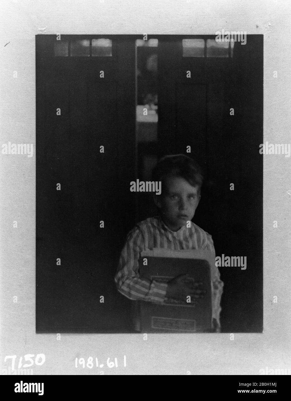 Clarence Hudson White, américain, 1871–1925, Boy with 'Camera Work', 1905, Photographe sur tissu japonais, image: 7 11/16 x 5 13/16 in. (19,5 x 14,7 cm Banque D'Images