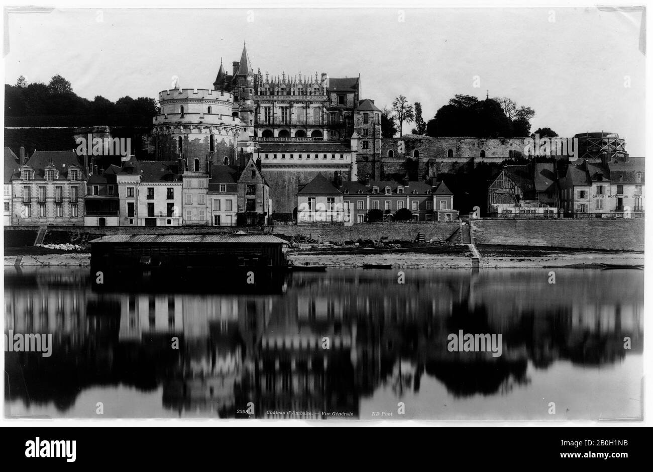 Unknown, Château d'Amboise—vue générale, 1800–1899, Albumen imprimer, image: 10 11/16 x 16 5/8 in. (27,2 x 42,3 cm Banque D'Images