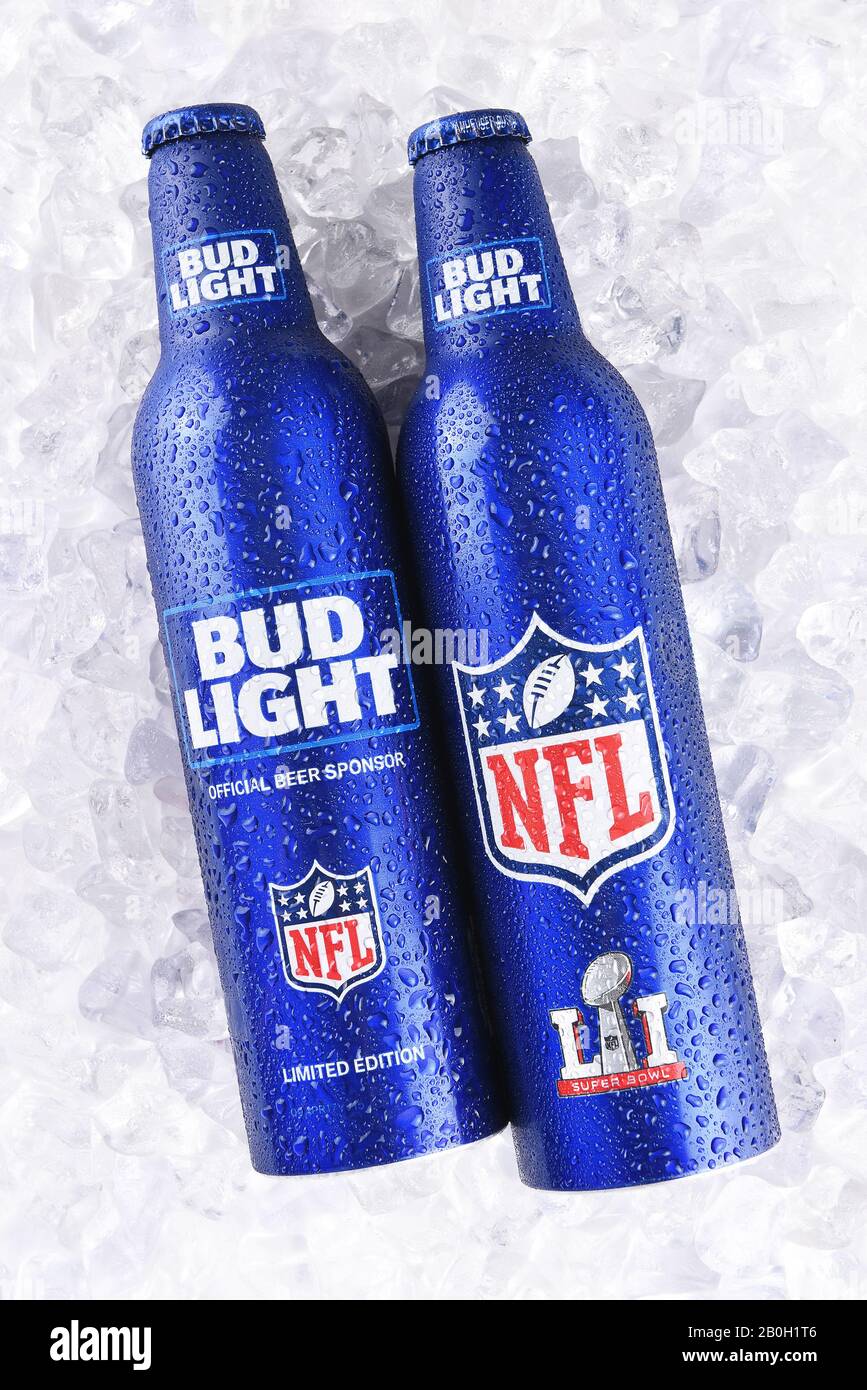 Irvine, CALIFORNIE - 13 JANVIER 2017 : bouteilles en aluminium léger de bourgeon dans la glace. Les bouteilles refermables sont dotées des logos NFL et Super Bowl LI. Banque D'Images