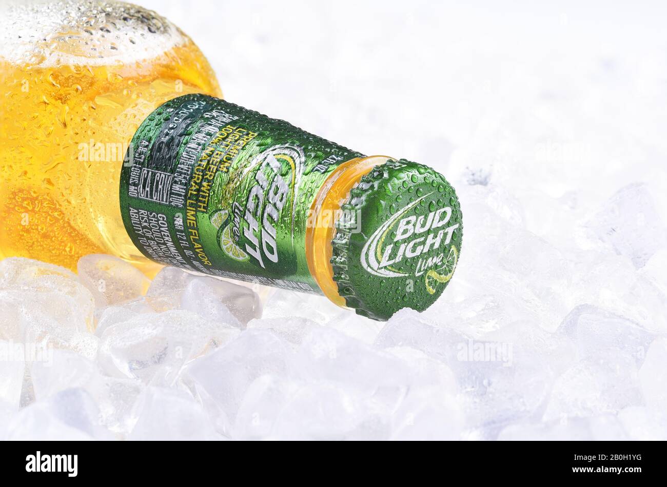 Irvine, CA - 10 AVRIL 2017 : bouteille de citron vert léger sur glace. D'Anheuser-Busch InBev, Bud Light Lime est une bière aromatisée introduite en 2008. Banque D'Images