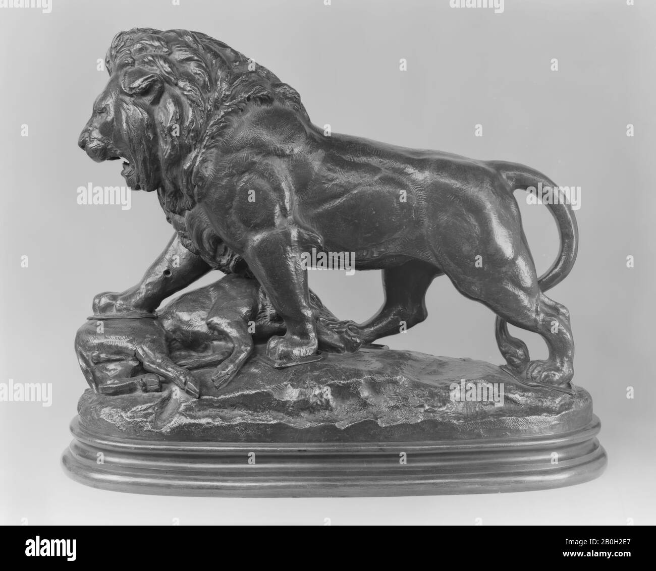 Antoine-Louis Barye, Lion avec Boar, Français, Antoine-Louis Barye (Français, Paris 1795–1875 Paris), 19ème siècle, Français, Bronze, hauteur (avec base): 15 in. (38,1 cm), Sculpture-Bronze Banque D'Images