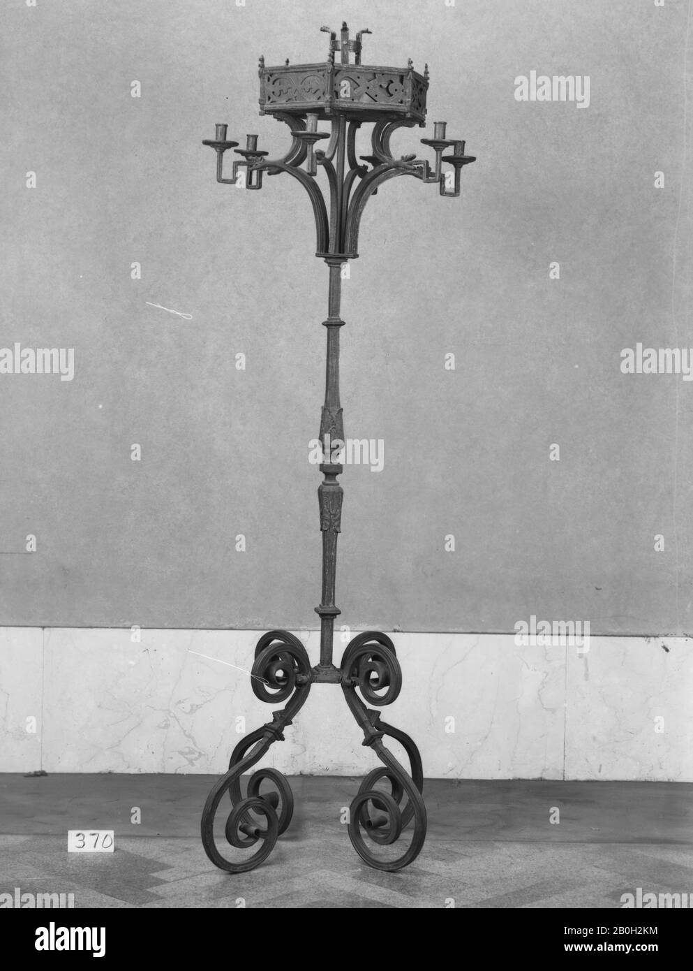 Paire de candelabra debout, espagnol, XVIe siècle, espagnol, fer, hauteur (chacun): 72 po. (182,9 cm), Fer-Métal Banque D'Images