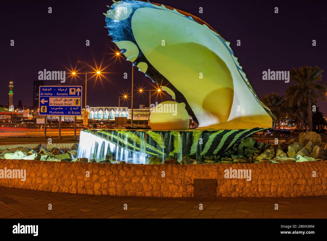 Doha, Qatar - 18-01-2020: Célèbre monument Shell avec Perl est le point de repère de Doha, Qatar. Monument de Shell la nuit. Banque D'Images