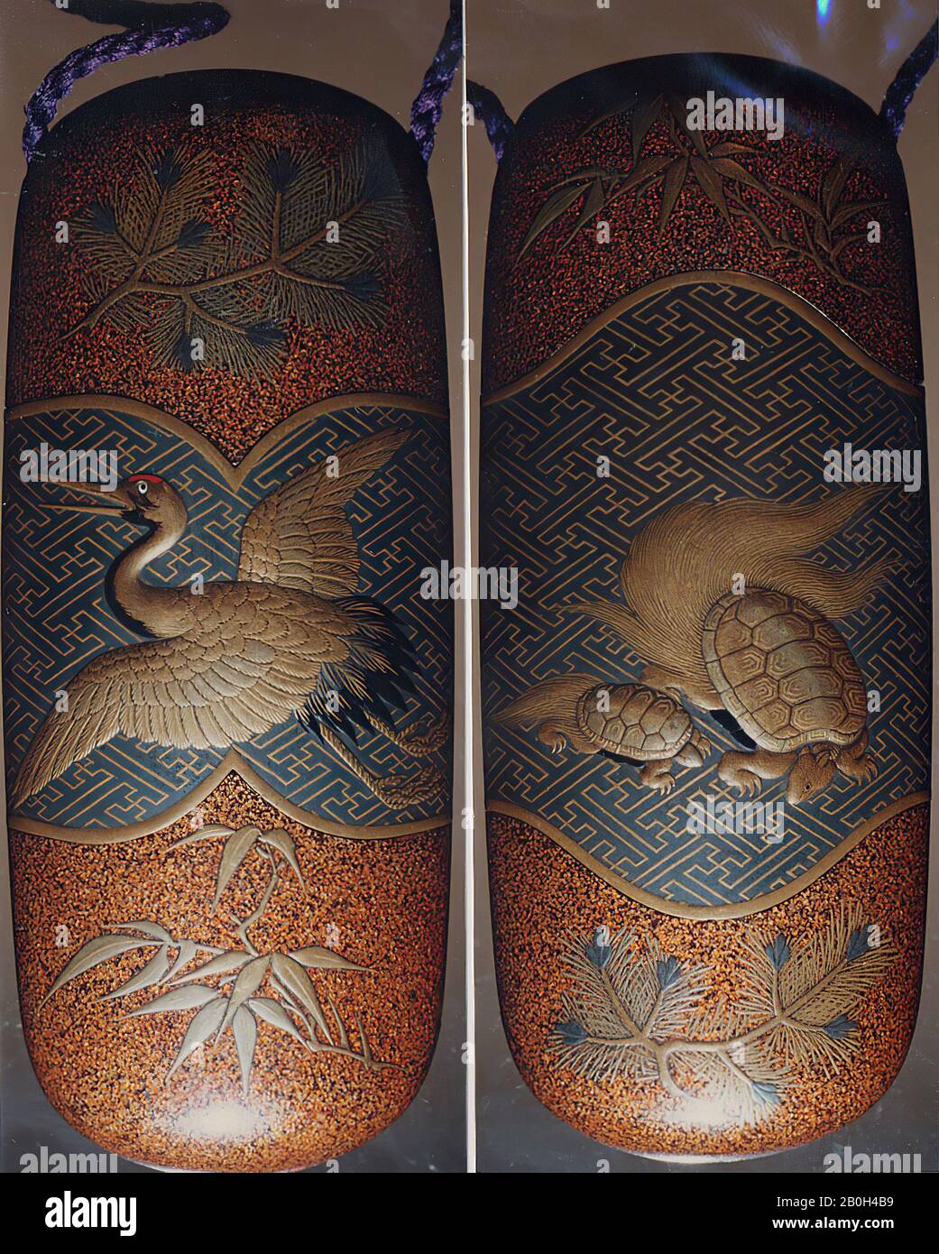 Cas (Inrō) avec conception de tortues À poil long (obvers); Stork avec Brins de pin (inversé), Japon, XIXe–XXe siècle, Japon, Lacquer, nashiji, or, bleu, noir et rouge hiramakie, takamakie, œil incrusté; intérieur: Nashiji et fundame, 4 13/16 x 1 15/16 x 15/16 x 15/16 in 15/16 in 15/16. (12,2 x 5 x 2,4 cm), Inrō Banque D'Images