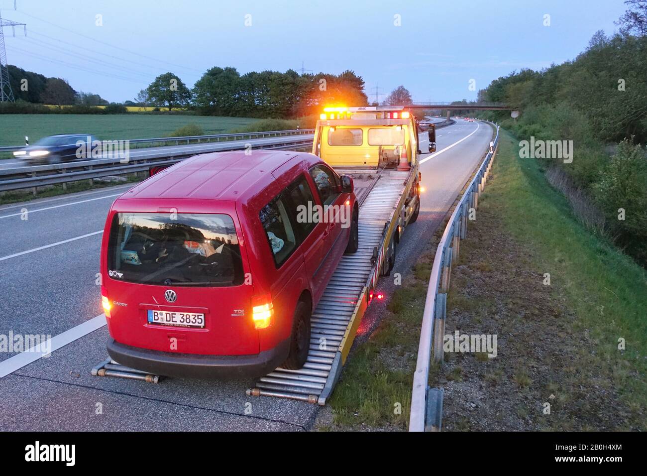 04.05.2019, Hambourg, Hambourg, Allemagne - la voiture est remorquée sur L'A 24 par un camion de l'ADAC. 00S190504D075CAROEX.JPG [AUTORISATION DU MODÈLE : NON, PROPRIÉTÉ REL Banque D'Images