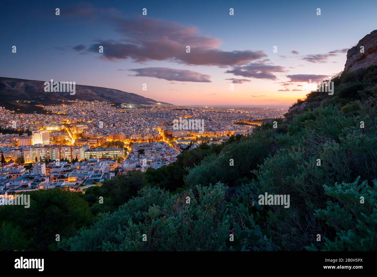 Vue d'Athènes depuis la colline du Lycabette au coucher du soleil, la Grèce. Banque D'Images
