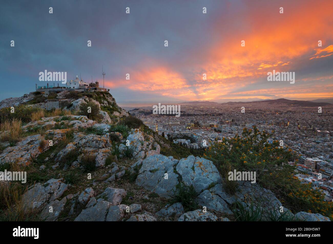 Soir sur Athènes à partir de la colline du Lycabette, Grèce. Banque D'Images