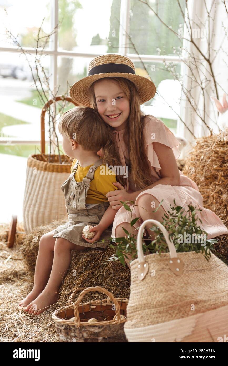 Enfants à Pâques avec lapins et canards Banque D'Images