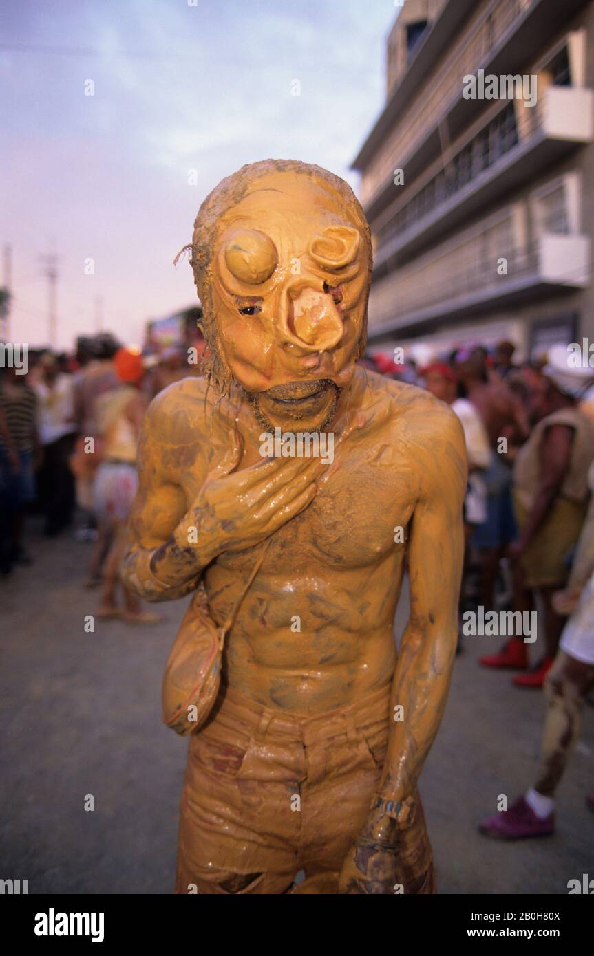 TRINIDAD, PORT D'ESPAGNE, J'OUVERT, JU VAY CÉLÉBRATION, OUVERTURE DE CARNAVAL, LES GENS COUVERTS DE BOUE Banque D'Images