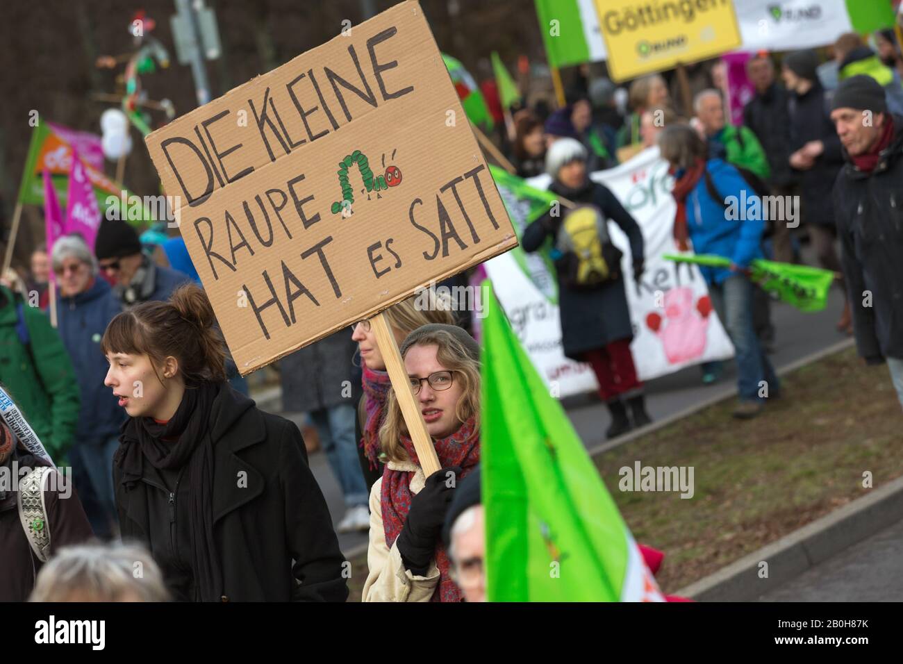 18.01.2020, Berlin, Berlin, Allemagne - une femme tient une affiche dans sa main avec l'inscription Que la petite caterpillar est nourrie. Démonstration sous TH Banque D'Images