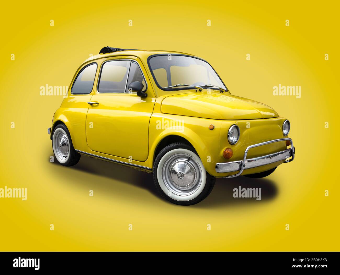 Supermini-voiture italienne classique isolée sur fond jaune Banque D'Images