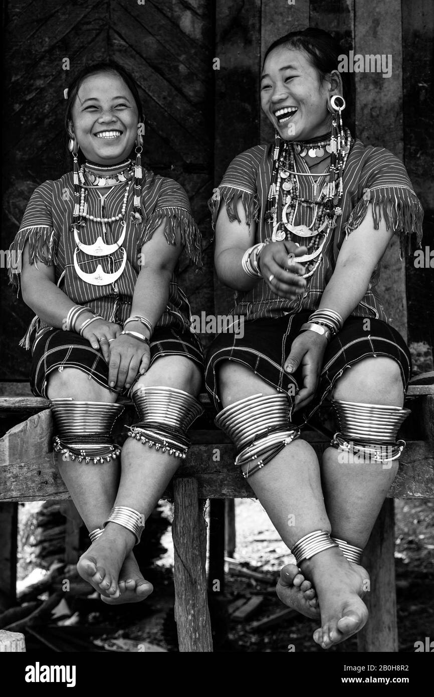 Deux Jeunes Femmes Du Groupe Ethnique Kayaw Assis À L'Extérieur De Leur Maison, Htay Kho Village, Loikaw, Myanmar. Banque D'Images