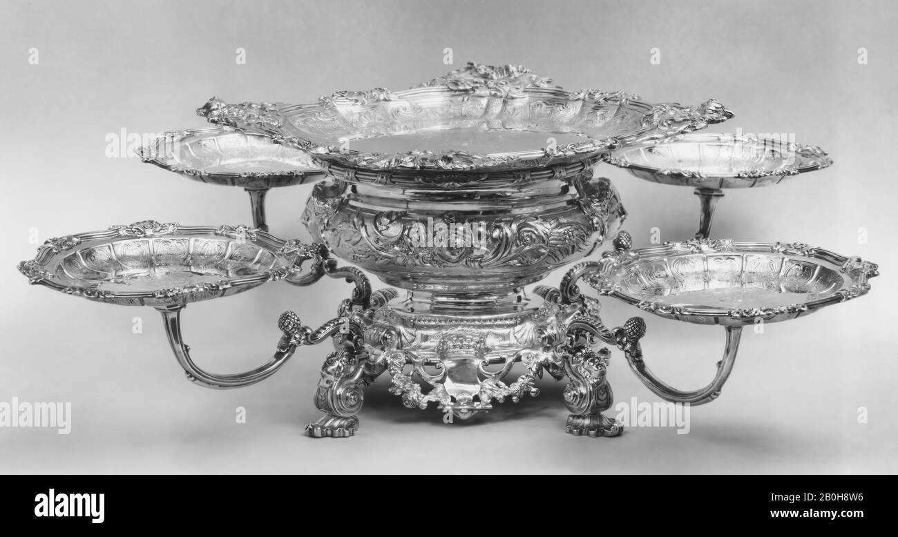 Paul De Lamerie, Epergne, British, London, Paul De Lamerie (British, 1688–1751, Active 1712–51), 1738–39, British, London, Silver, Total : 8 × 21 3/4 × 20 In. (20,3 × 55,2 × 50,8 cm), Hors Tout (couvercle (b)) : 14 1/4 × 12 1/2 po. (36,2 × 31,8 cm), diamètre (plats (c–f) chacun) : (17,9 cm), Gree la diagonale : 27 po. (68,6 cm), Métal-argent Banque D'Images