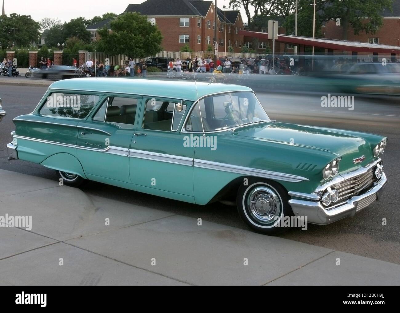 1958 Brookwood Chevrolet Station Wagon Stationné Le Long De L'Avenue University À St. Paul, Au Minnesota Banque D'Images