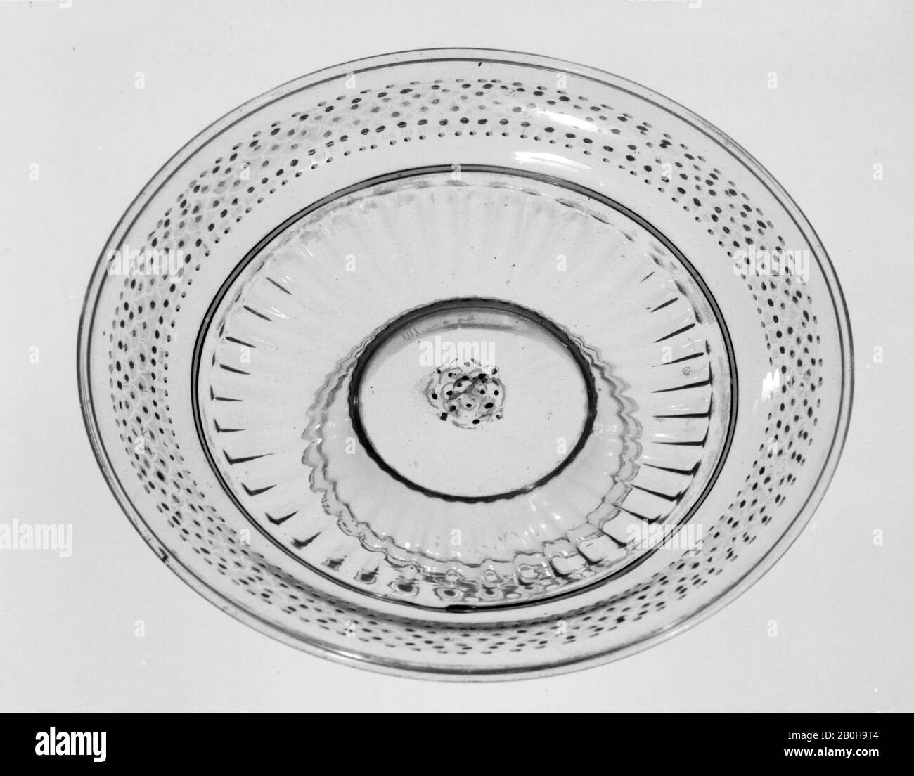 Tazza, italien, Venise (Murano), XVIe siècle, italien, Venise (Murano), verre, 2 1/2 × 10 5/8 in. (6,4 × 27 cm), verre Banque D'Images