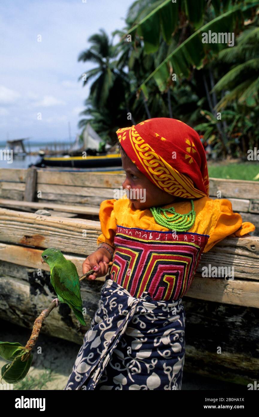 PANAMA, ÎLES SAN BLAS, ÎLE DE L'ACUATUPU, KUNA FILLE INDIENNE AVEC PERROQUET ANIMAL DE COMPAGNIE Banque D'Images