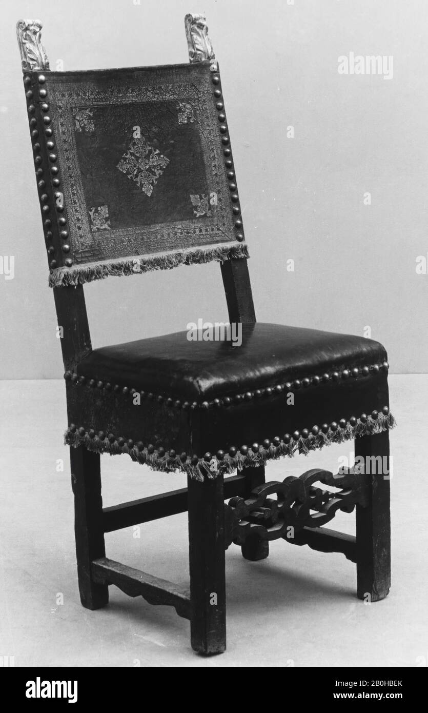 Paire de chaises latérales, italien, Florence, fin du XVIe siècle, italien, Florence, noyer, cuir, Total (.2): 48 3/8 × 19 × 16 po. (122,9 × 48,3 × 40,6 cm), Hors Tout (.3) : 47 3/4 × 19 1/2 × 16 1/4 po. (121,3 × 49,5 × 41,3 cm), Meubles de bois Banque D'Images