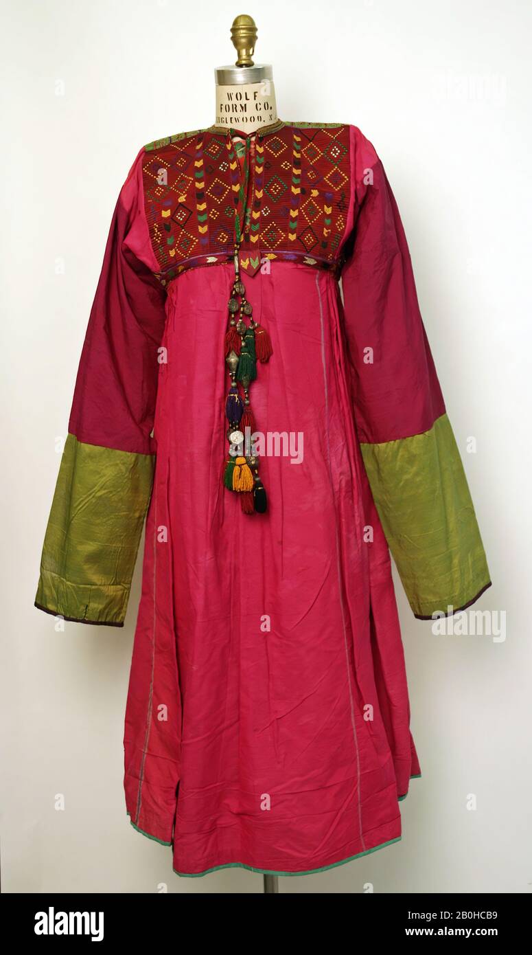 Robe du troisième trimestre du XIXe siècle, De l'Afghanistan, de la soie, du coton, du fil enveloppé de métal; brodée, longueur: 47 po. (119,4 cm), tenue vestimentaire principale Banque D'Images