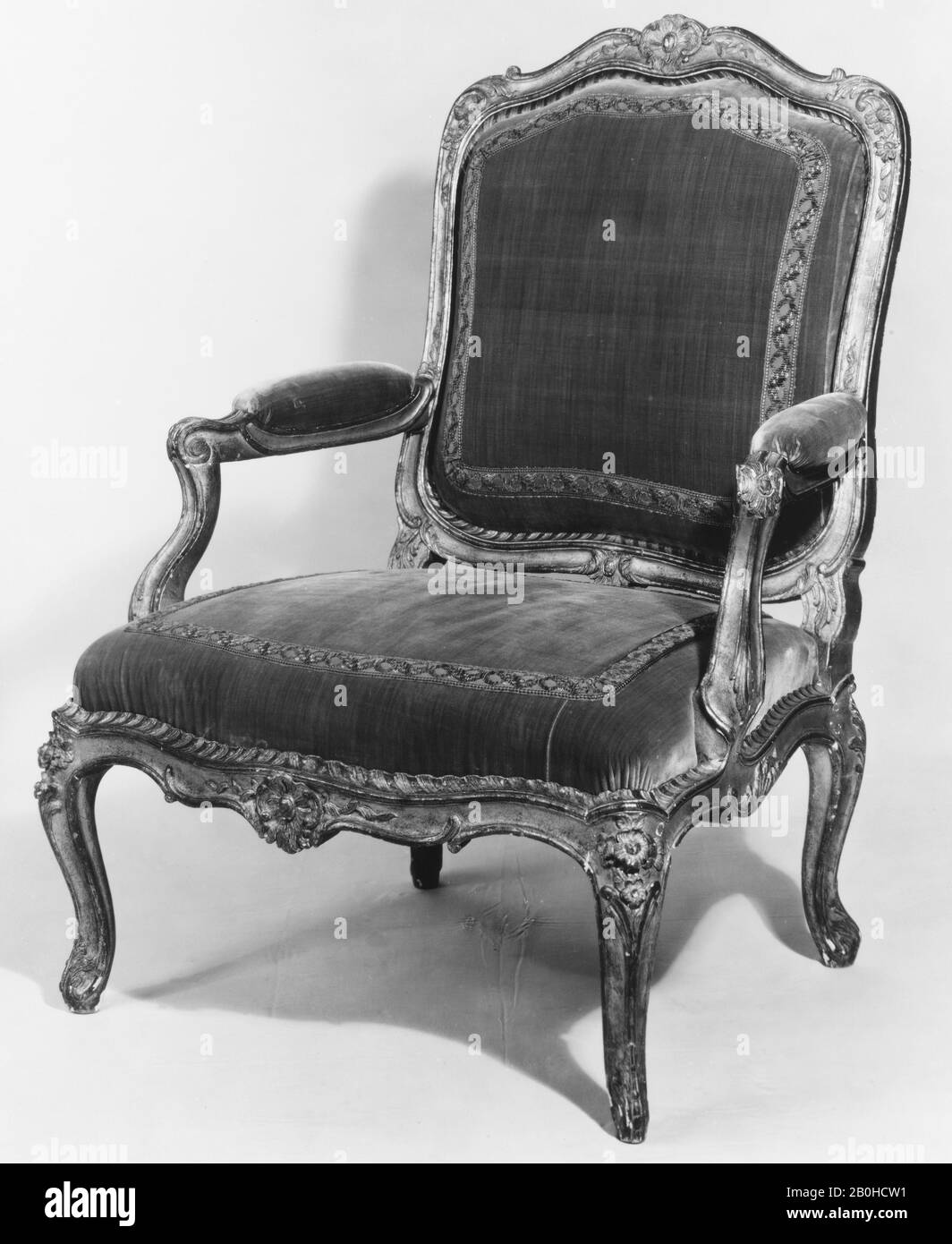 Peut-être par Louis I Cresson, fauteuil (un de deux), français, Paris, Peut-Être par Louis I Cresson (français, 1706–1761), CA. 1760, française, Paris, bois de beechwood Sculpté et doré; velours vert olive, 40 3/8 x 30 1/4 x 24 po. (102,6 x 76,8 x 61 cm), Meubles pour bois Banque D'Images