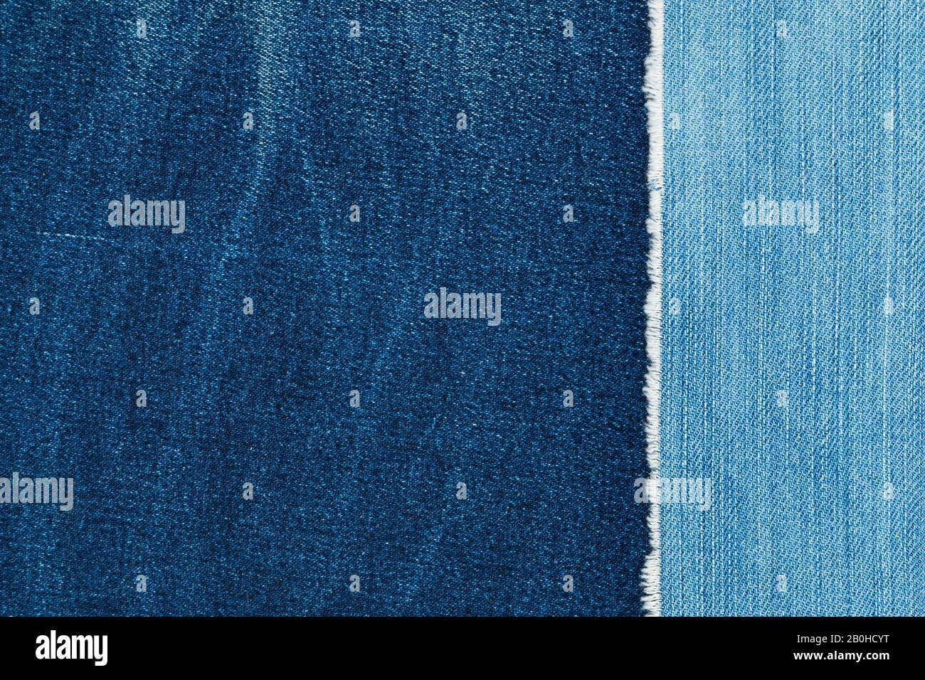 Jean déchiré denim texture. Matériau, arrière-plan. Jean denim bleu clair fragment. Jean vintage déchiré denim texture. Banque D'Images