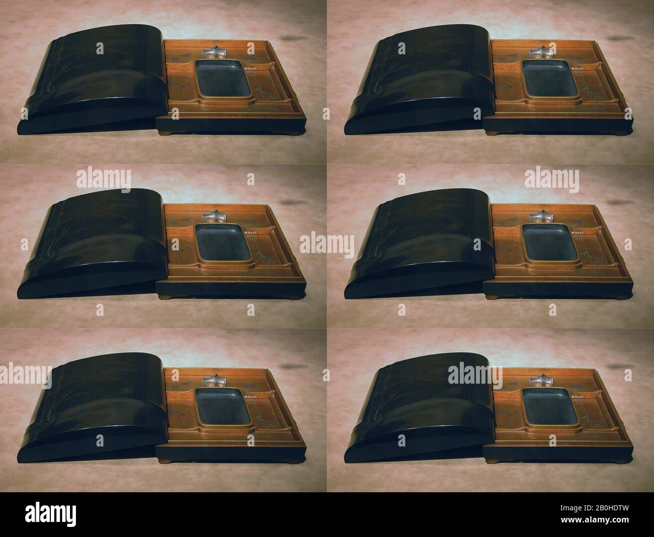 Boîte d'écriture (Suzuribako) en forme de morceau de bambou, Japon, Taishō période (1912–26), Date début XXe siècle, Japon, Bois Laqué avec takamaki-e noir sur terre laquée noire (kuromaki-e), L. 10 1/6 po. (25,8 cm) ; W. 7 11/16 po. (19,5 cm) ; tr. D. 2 5/8 po. (6,7 cm), Lacquer Banque D'Images