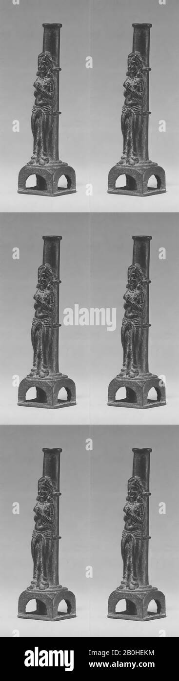 Femme Worshipper devant un soutien de colonne, Inde, période Shunga–Kushan, date du premier siècle avant J.-C.–début du premier siècle après J.-C., Inde, Bronze, H. 4 5/8 in. (11,8 cm), Sculpture Banque D'Images