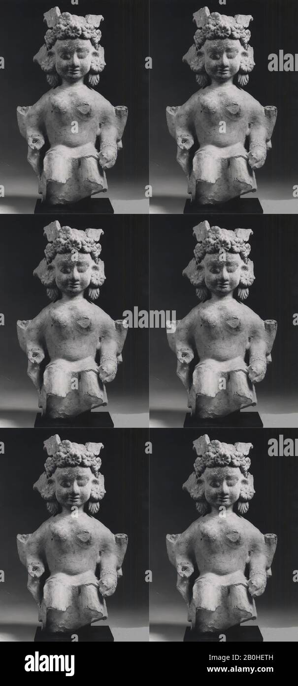 Déesse féminine assise, Indonésie (Java), XVe siècle, Indonésie (Java), Terre Cuite avec traces de peinture, H. 13 3/4 in. (35 cm); W. 9 3/4 po. (24,8 cm), Sculpture Banque D'Images