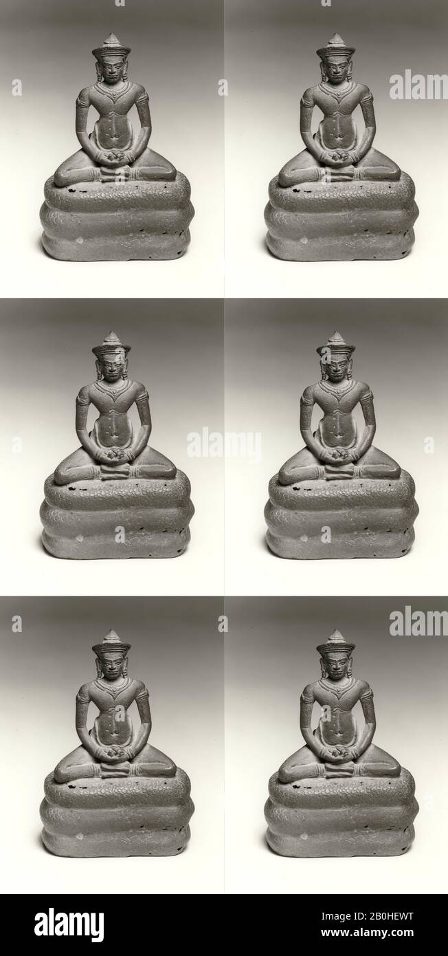 Bouddha Assis sur Les Antennes d'une Naga, Cambodge, période d'Angkor, Date premier quart du XIIe siècle, Cambodge, Bronze, H. 4 7/16 in. (11,3 cm); W. 3 1/16 po. (7,8 cm) ; D.11/16 po. (4,3 cm), Sculpture Banque D'Images