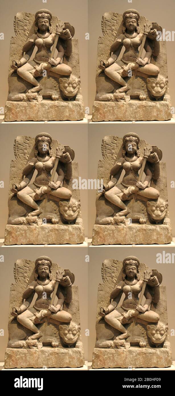 Durga à quatre armées Assis sur Son véhicule Lion, Inde (probablement Uttar Pradesh), IXe siècle, Inde (probablement Uttar Pradesh), Stone, H. 22 1/2 in. (57,2 cm), Sculpture Banque D'Images