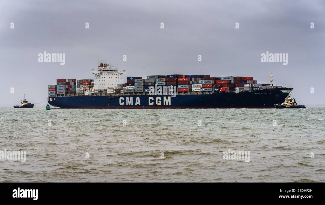 CMA CGM Noval navire conteneur manoeuvres pour entrer dans le port Felixstowe pour décharger les conteneurs. CMA CGM est une compagnie française de transport et d'expédition de conteneurs Banque D'Images