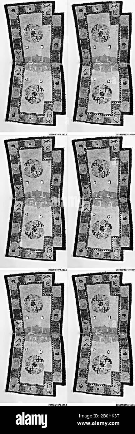 Tapis à selle avec Peony Roundels, Chine, dynastie Qing (1644–1911), date du XVIIIe siècle, Chine, Fondation : coton; nouage de laine, 50 x 24 po. (127 x 60,96 cm), tapis textiles Banque D'Images