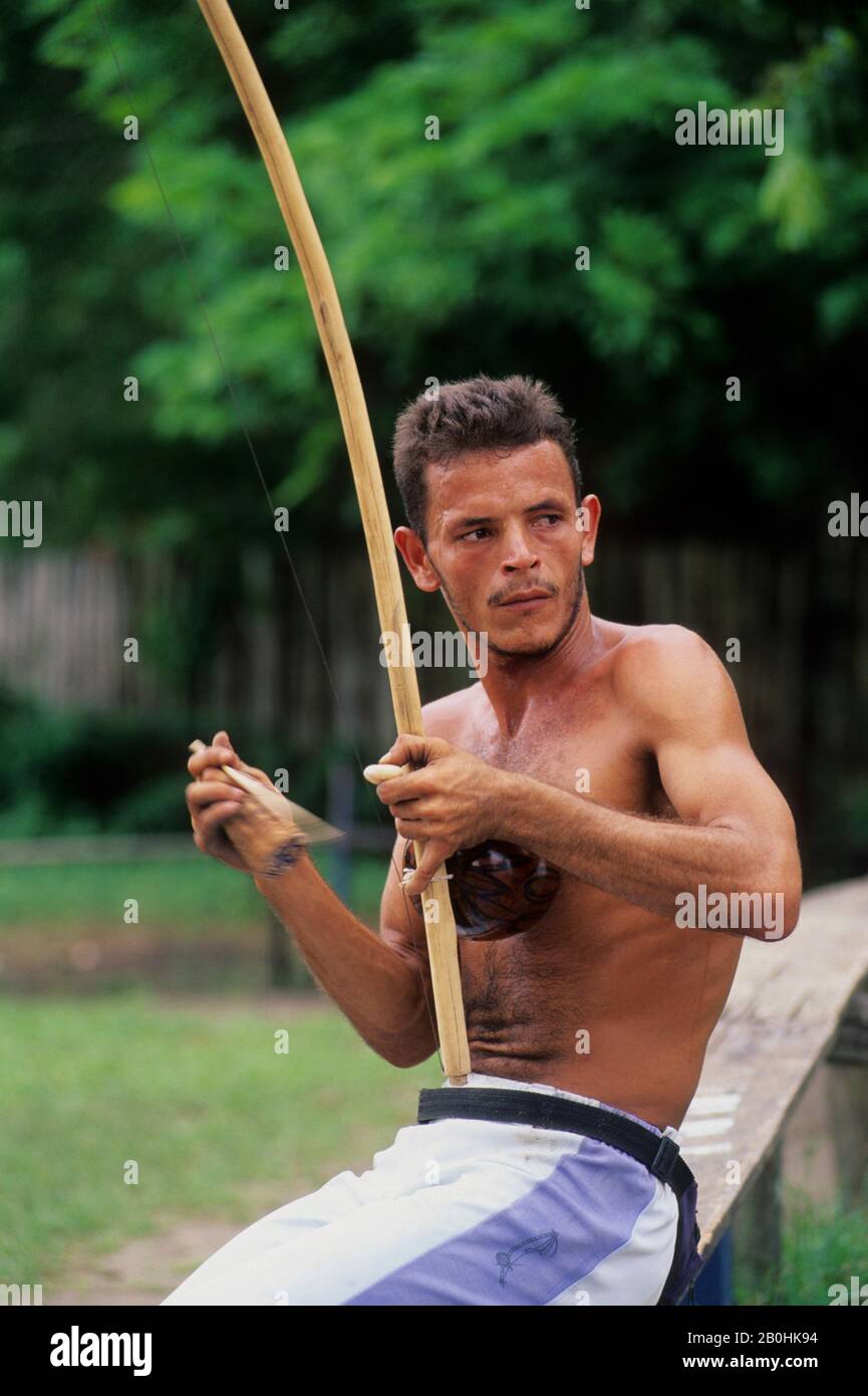 BRÉSIL, PORTO SEGURO, PARTIE HISTORIQUE DE LA VILLE, HOMME LOCAL JOUANT BERIMBAU Banque D'Images
