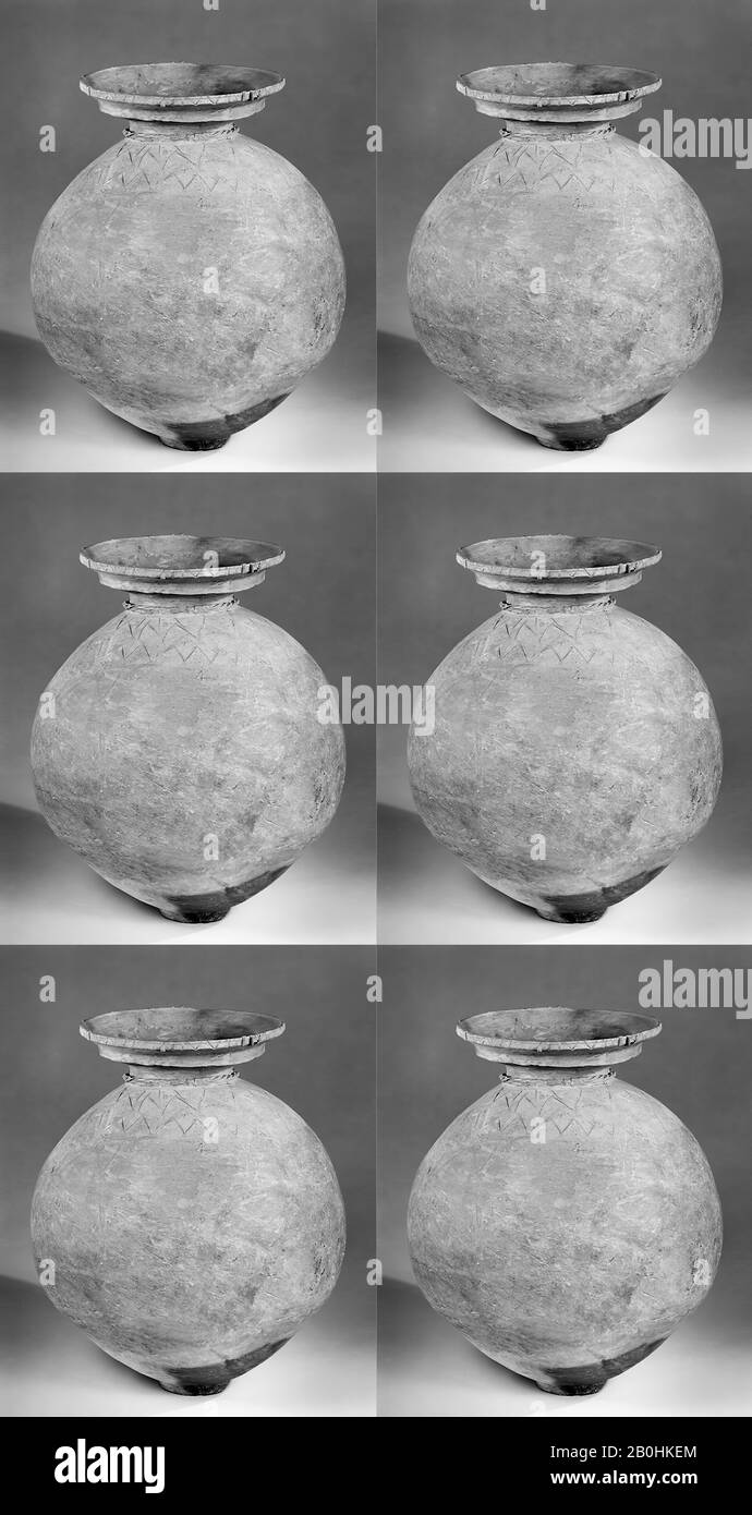 Jar, Japon, Yayoi période (CA. 300 av. J.-C.–300 av. J.-C.), Date CA. 100–300, Japon, Faïence avec décoration incisée (région des Tokai du Sud), H. 16 5/8 in. (42,2 cm) ; diam. 14 po. (35,6 cm), céramique Banque D'Images