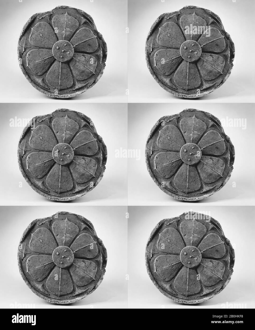 Tuile de Houle du temple avec Lotus Design, Japon, période Nara (710–794), Culture : Japon, Faïence, H. 1 1/2 in. (3,8 cm) ; diam. 9 po. (22,9 cm), céramique Banque D'Images