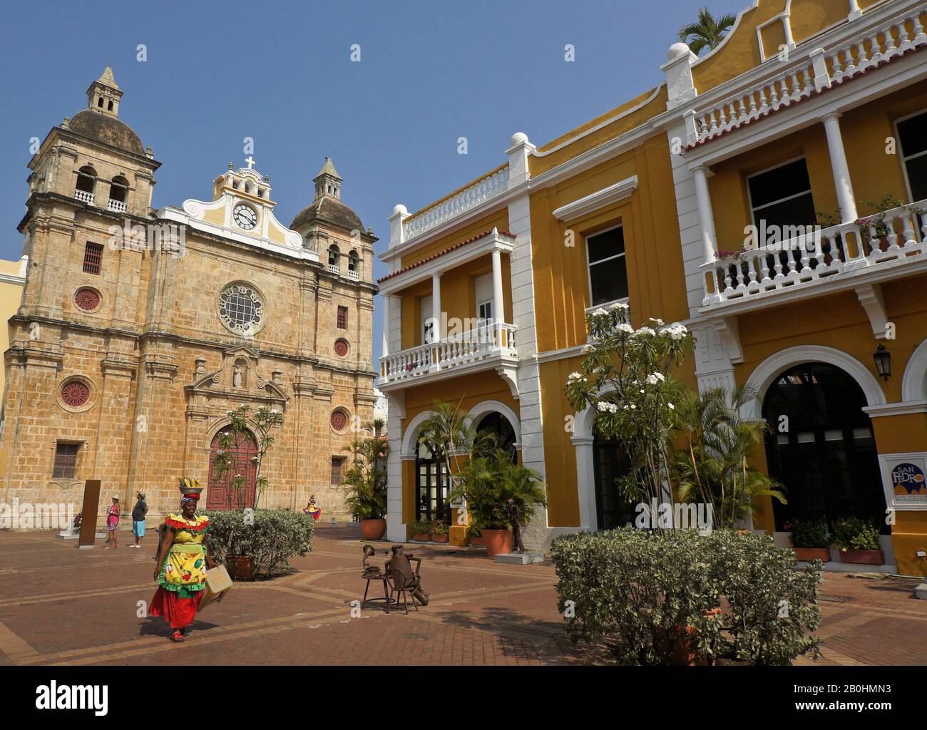 Iglesia de San Pedro Claver et bâtiment colonial sur la Plaza San Pedro Claver dans la ville fortifiée (Las Murallas) de Carthagène, Colombie Banque D'Images
