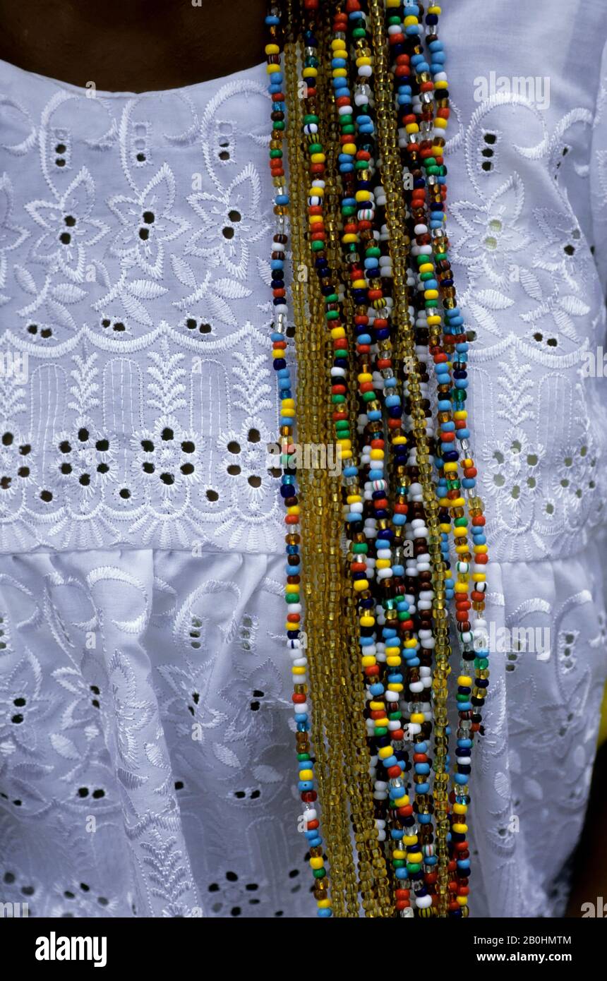 BRÉSIL, SALVADOR DE BAHIA, SCÈNE DE RUE, FEMME LOCALE (BAHIANA), COLLIERS  AVEC PERLES DE VERRE Photo Stock - Alamy