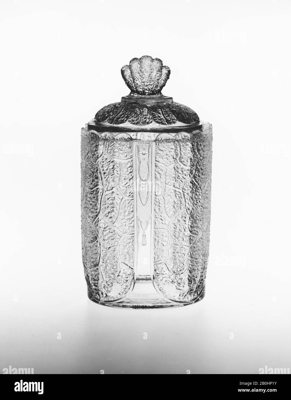 George Duncan Et Sons, Covered Jar, American, George Duncan Et Sons (1874–1891), Ca. 1881–90, Fabriqué à Pittsburgh, Pennsylvanie, États-Unis, américain, Verre Pressé, 5 15/16 x 3 1/8 in. (15,1 x 7,9 cm), verre Banque D'Images