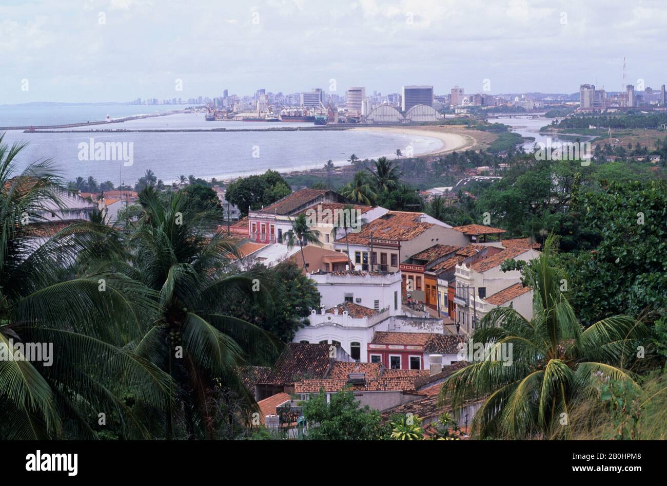 BRÉSIL, PRÈS DE RECIFE, OLINDA, VUE D'ENSEMBLE DE LA VILLE DE RECIFE EN ARRIÈRE-PLAN Banque D'Images