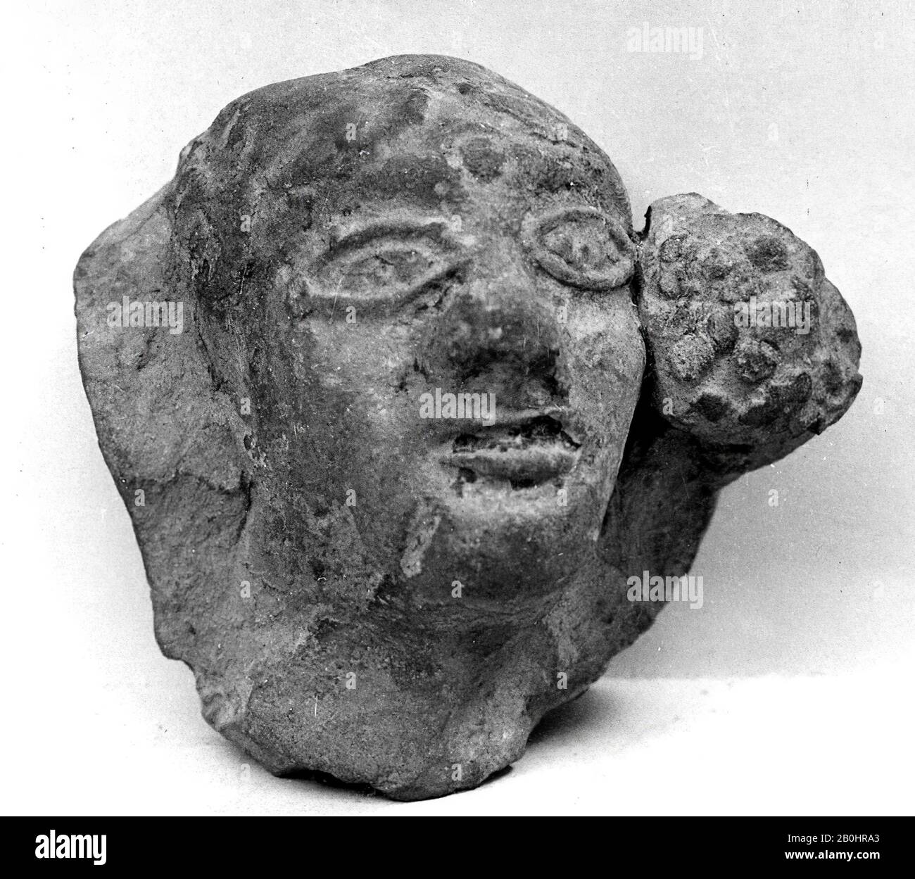 Divinité féminine (Déesse mère), Inde, période de Mauryan, date du 3ème au 2ème siècle C.-B., Inde, Terre Cuite, 1 9/16 in. (4,0 cm), Sculpture Banque D'Images