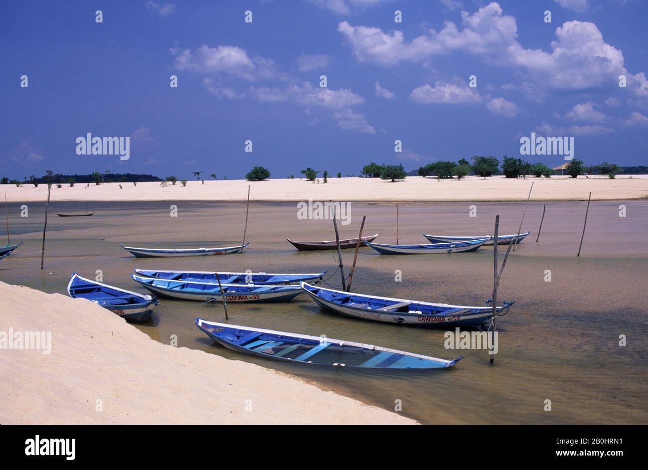 BRÉSIL, AMAZON RIVER, RIO TAPAJOS, ALTER DO CHAO, PLAGE DE SABLE BLANC, BATEAUX Banque D'Images