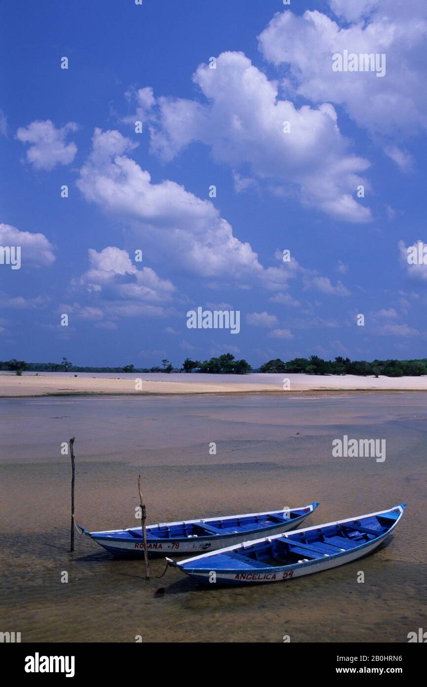 BRÉSIL, AMAZON RIVER, RIO TAPAJOS, ALTER DO CHAO, PLAGE DE SABLE BLANC, BATEAUX Banque D'Images