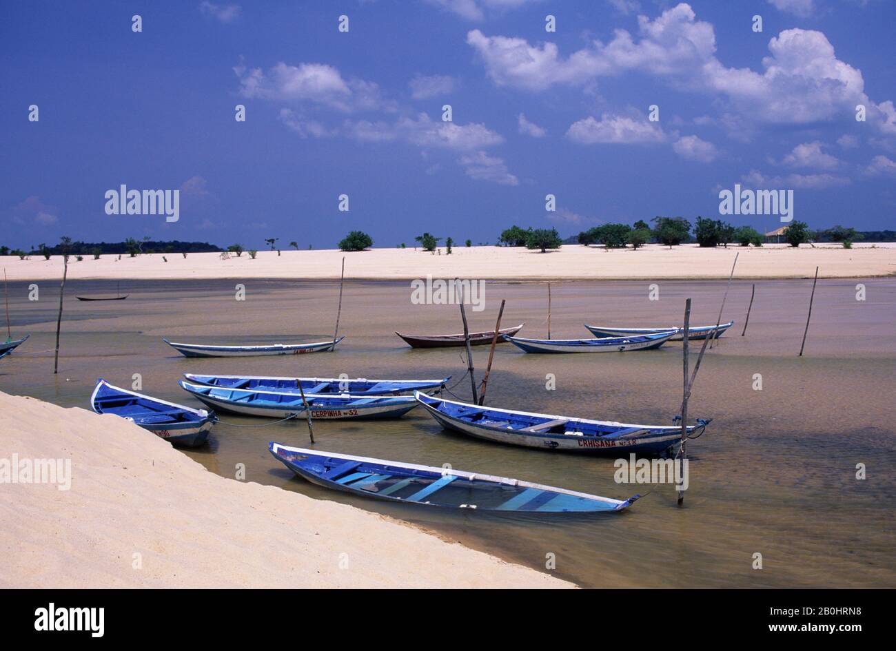 BRÉSIL, AMAZON RIVER, RIO TAPAJOS, ALTER DO CHAO, PLAGE DE SABLE BLANC, BATEAUX Banque D'Images