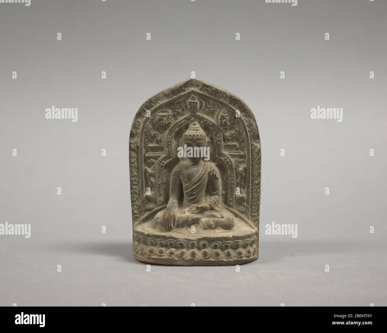 Bouddha assis, Tibet, XVIe–XIXe siècle, Tibet, poterie Non-Vernie, H. 3 3/8 po. (8,6 cm) : avec 2 3/4 po. (7 cm), Sculpture Banque D'Images