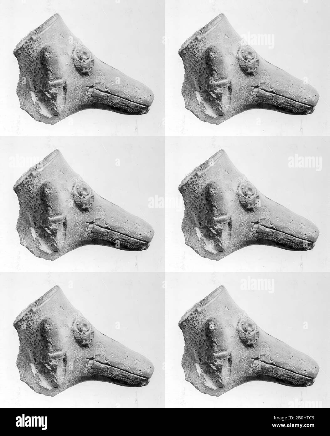 Fragment d'une tête Grotesque, Asie centrale, début du XIIe siècle, Asie centrale, Terre Cuite, 1 1/2 x 2 1/2 po. (3,8 x 6,3 cm), Sculpture Banque D'Images