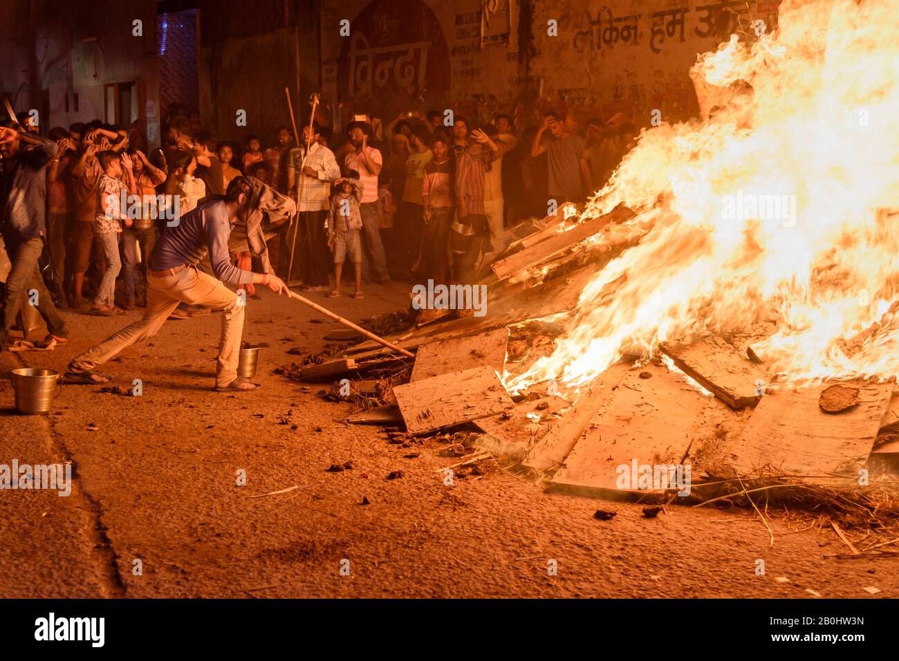 Les gens qui tirent du charbon déportant la figure mythique de Prahlad du feu traditionnel de Halika Dahan sur le festival hindou de Hali. Vrindavan. Inde Banque D'Images
