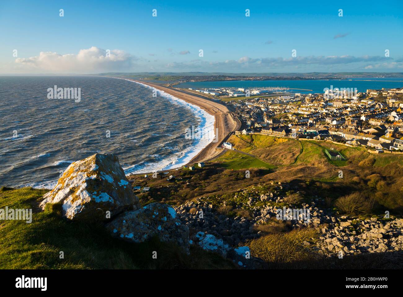 Fortuneswell, Portland, Dorset, Royaume-Uni. 20 février 2020. Météo britannique. Vue depuis le sommet des falaises de West Weares en face de Fortuneswell sur l'île de Portland à Dorset en fin d'après-midi avec des vents violents et des mers rugueuses qui s'écrasent sur Chesil Beach à Chiswell. Crédit Photo : Graham Hunt/Alay Live News Banque D'Images