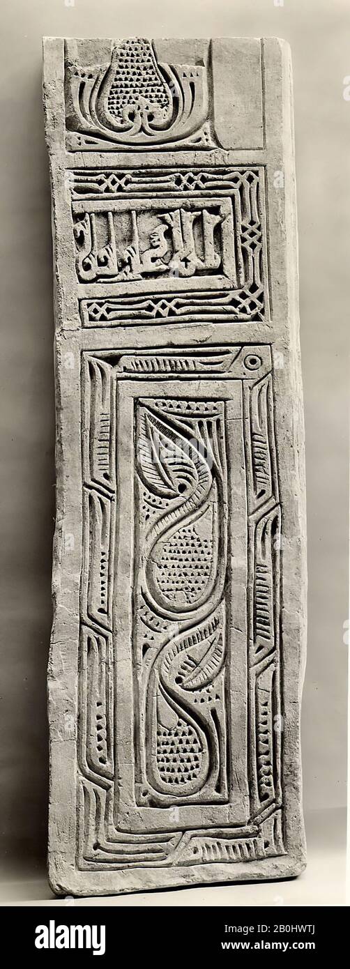 Dado Panel, Dado panel, 10ème siècle, Excavé en Iran, Nishapur, Stuc; sculpté, avec quelques éléments en plâtre moulé, H. 57 in. (144,8 cm), avec 16 1/4 po. (41,3 cm), D. 4 po. (10,2 cm), Poids : 43,1 kg, Stuc Banque D'Images