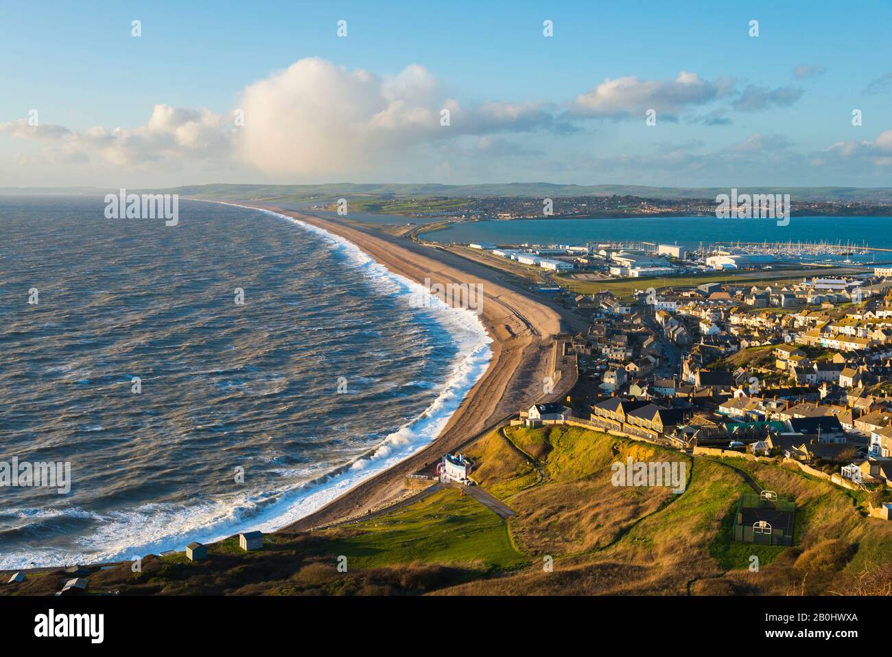 Fortuneswell, Portland, Dorset, Royaume-Uni. 20 février 2020. Météo britannique. Vue depuis le sommet des falaises de West Weares en face de Fortuneswell sur l'île de Portland à Dorset en fin d'après-midi avec des vents violents et des mers rugueuses qui s'écrasent sur Chesil Beach à Chiswell. Crédit Photo : Graham Hunt/Alay Live News Banque D'Images
